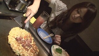 Many men get fucked by their slender, beautiful bodies and occasional smiles! Lovey-dovey sex with a beautiful woman who is ranked number one in the rankings you want to be your mistress! +Okonomiyaki restaurant off-shot included